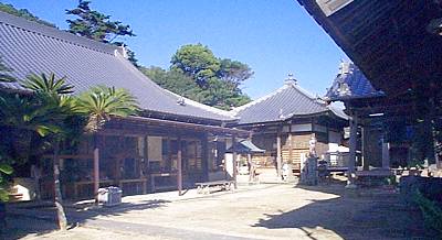 正法寺の境内
